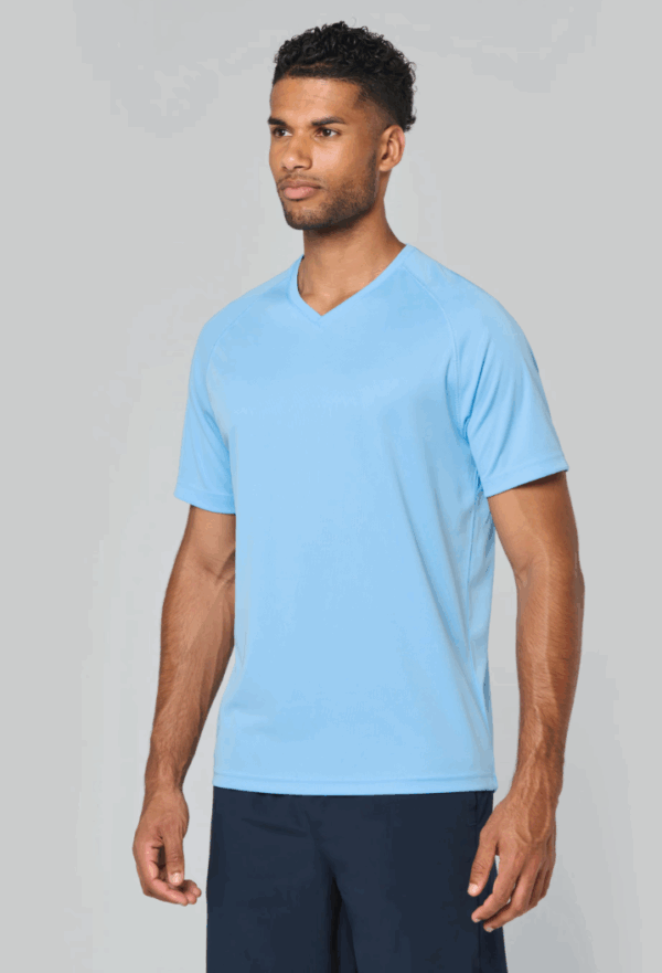 PA476 ProAct – T-shirt sport homme col V personnalisable.