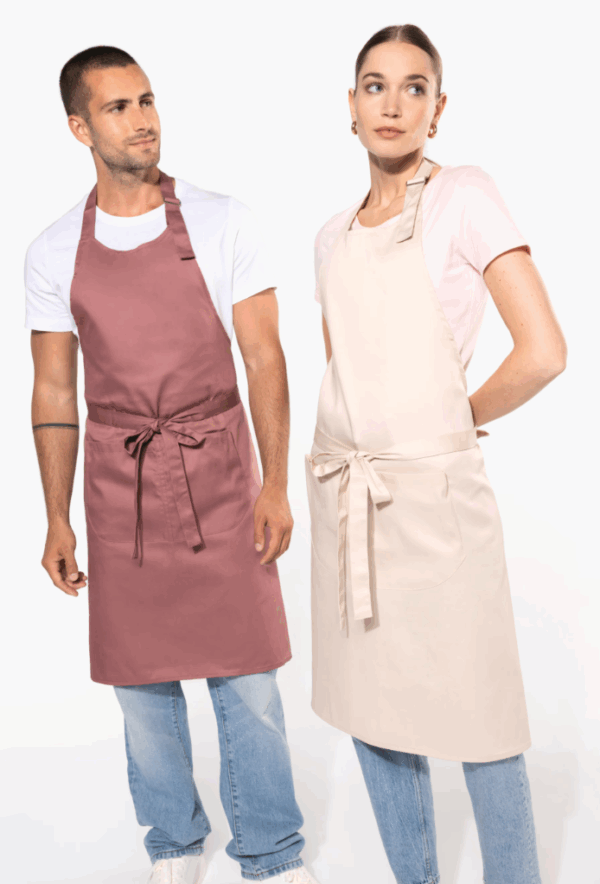 K890 Kariban – Tablier Tablier polycoton K890 Kariban avec poche.  Résistant, fonctionnel et facile d’entretien, idéal pour la restauration, les métiers de service et la personnalisation textile.  Noir denim avec poche personnalisable.